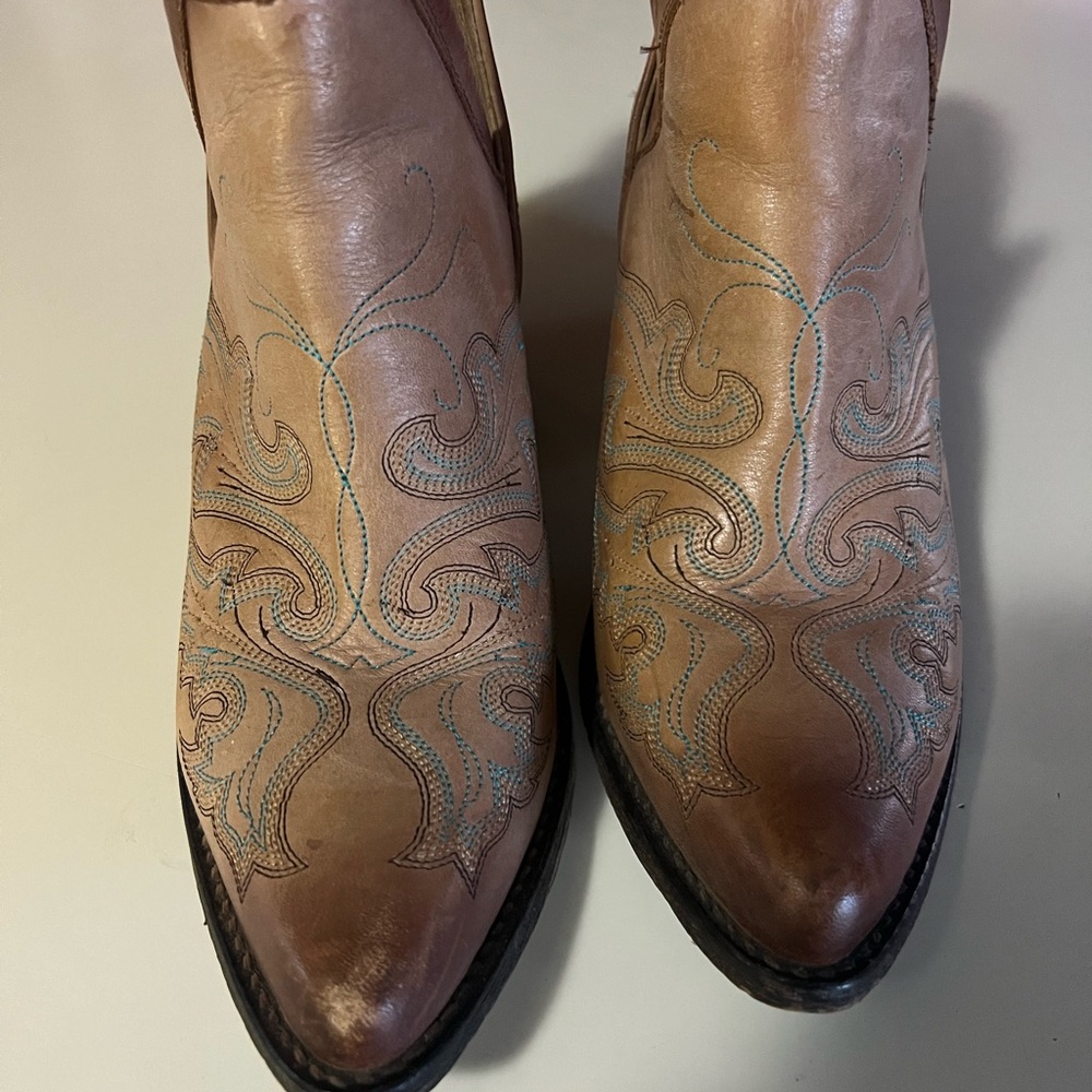 Size 8 Circle G boots